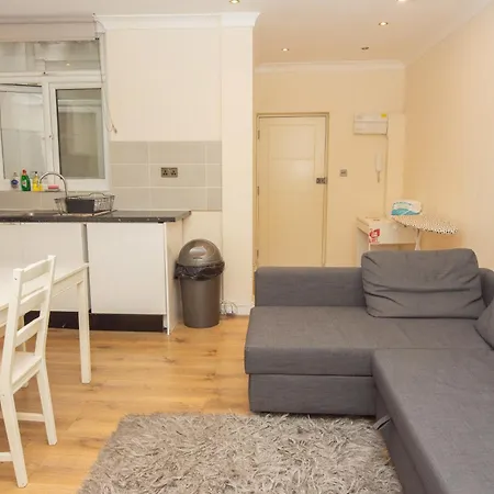 Evergreen Apartments- Flat 2